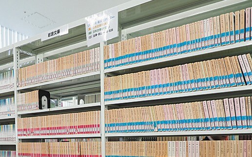 幅広いジャンルを揃えた蔵書の一部
