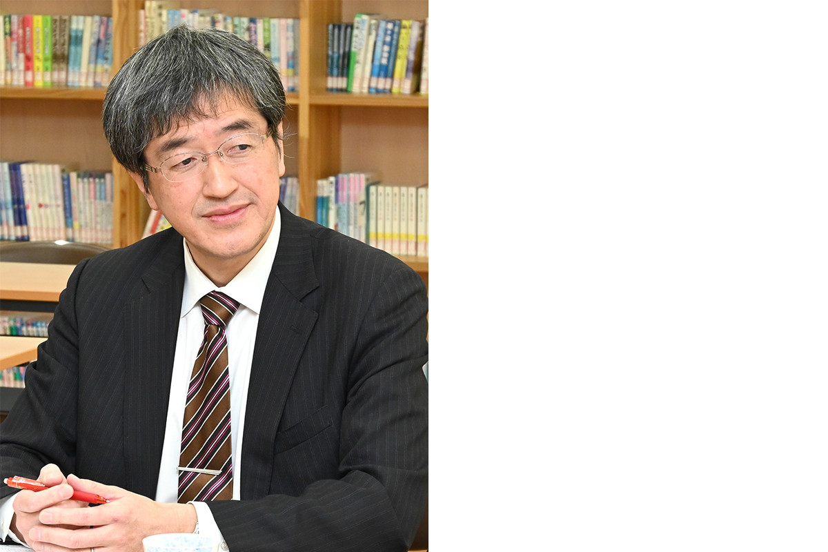 資料集を編集した小林陽介さん