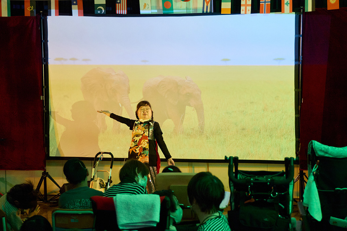 母校の公演で、自身創作のパフォーマンスを披露する吉田桃さん