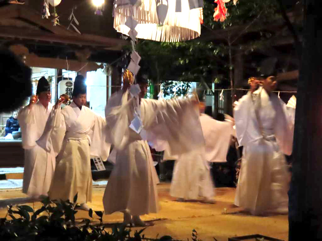 子どもたちも参加する地域の伝統芸能「銀鏡神楽」