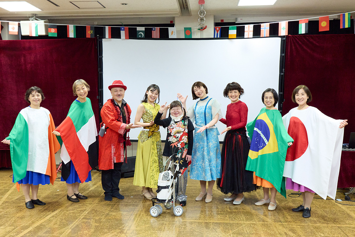 公演終了後、演者とボランティアスタッフの皆さん