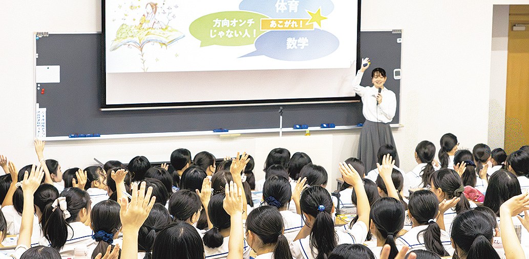 手をあげて発言する中学生のみなさん