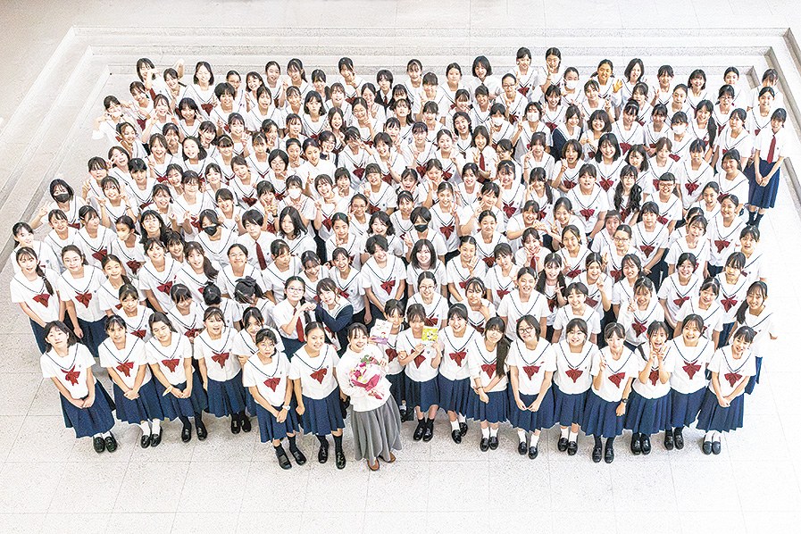 カリタス女子中学校の1年生195名がそろっての集合写真