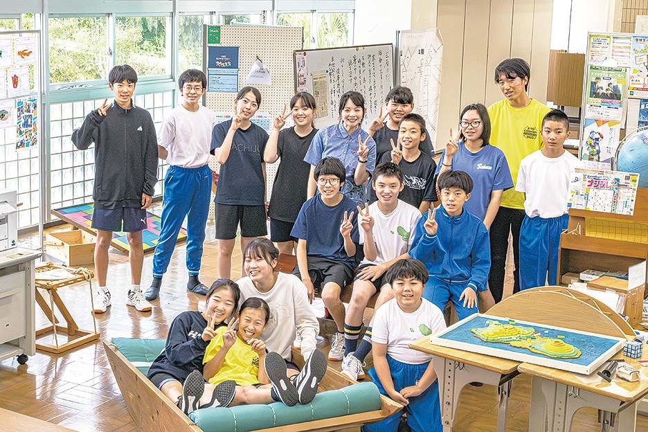 八丈町立三原中学校の図書室に集まった1〜3年生のみなさん