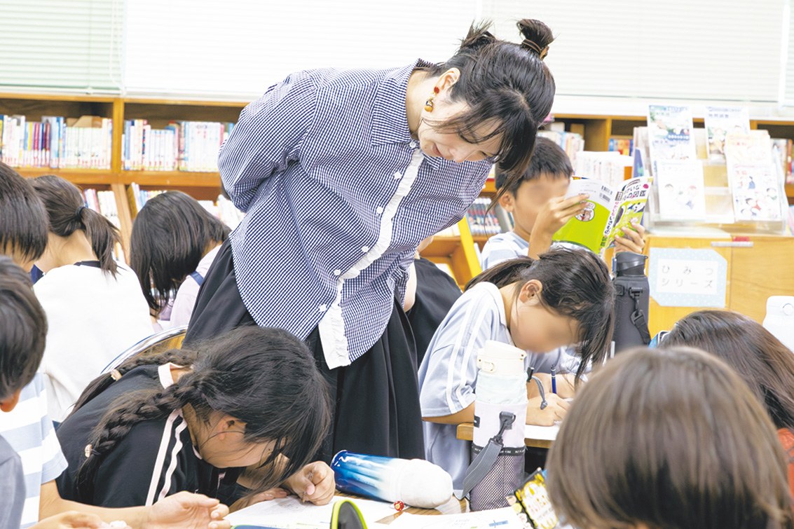小学生の作文を見て回る久米絵美里さん
