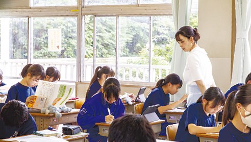 中学生の作文を見て回る久米絵美里さん