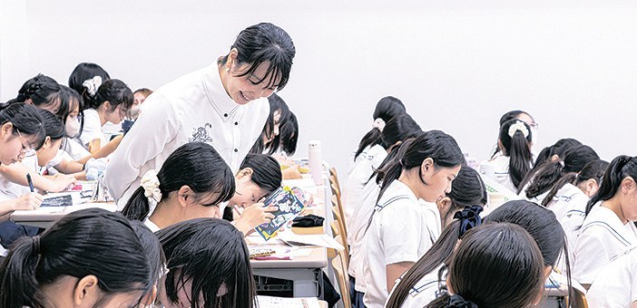作文に取り組む生徒のみなさんを見て回る久米絵美里さん