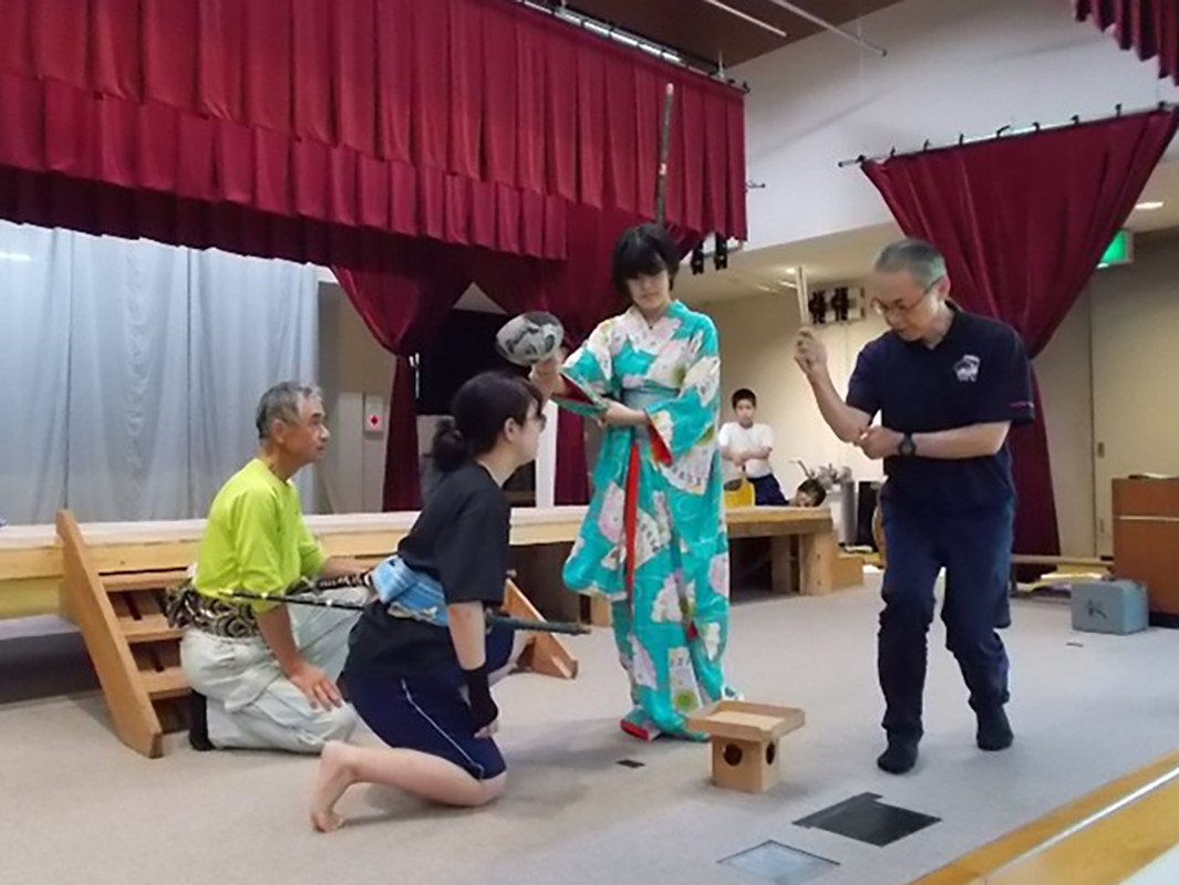 地域の大人たちが、中学生に熱心に指導。舞台にかける思いも伝わる