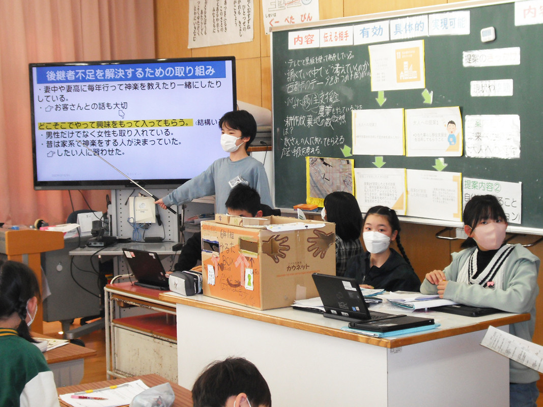 保護者や地域の方を招いてのポスターセッション
