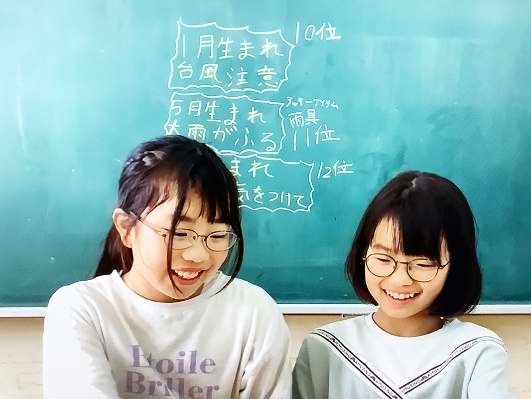 ＜漫才＞を笑顔で音読するコンビの様子