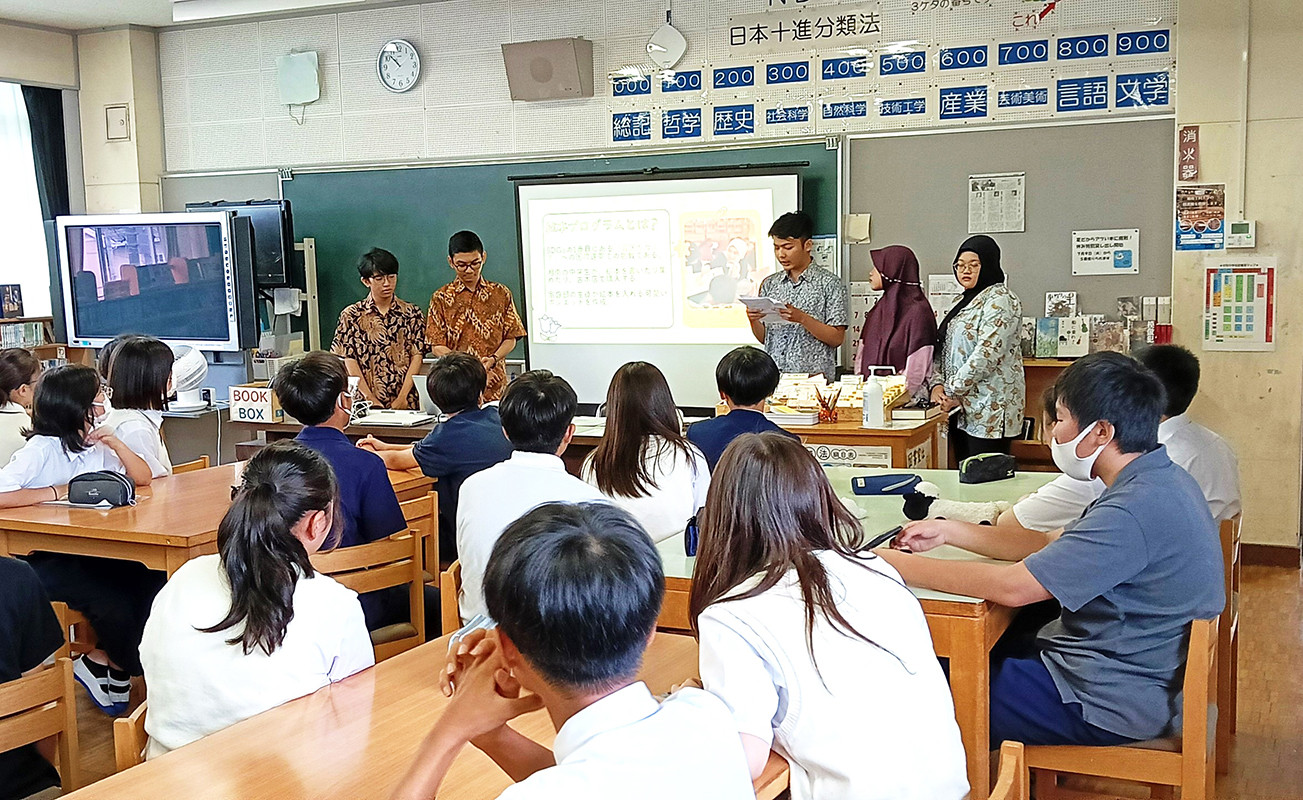 招聘青年から現地での取組の説明を受ける中学生