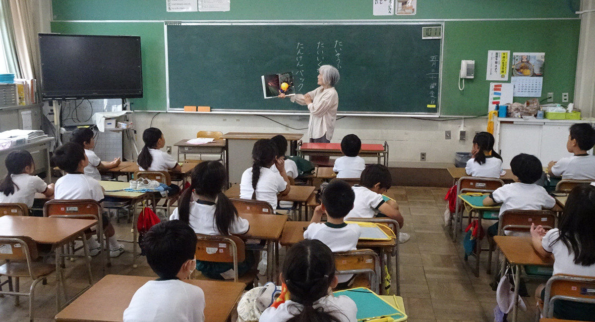 地元の読書ボランティアチームによる毎週金曜朝の読み聞かせは、旭丘小で約20年続いている