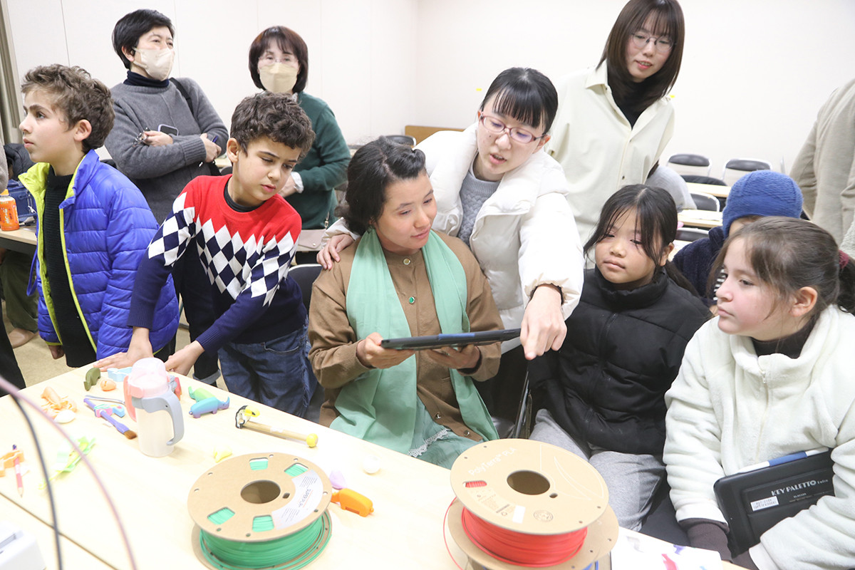 ３Dプリンターを用いたキーホルダーづくりのワークショップに参加する子どもたち