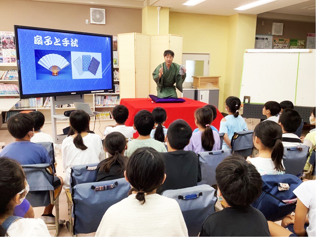 学校落語授業。扇子と手拭いをいろいろな物に見立てる