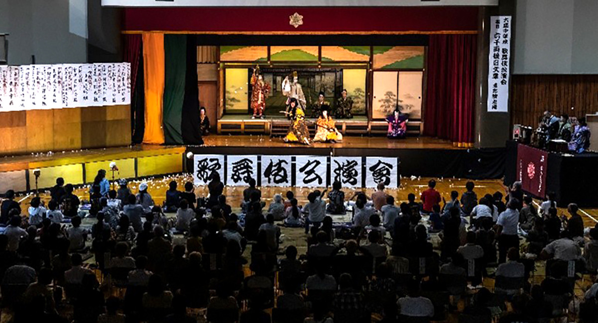 多くの観客が詰めかけた記念公演