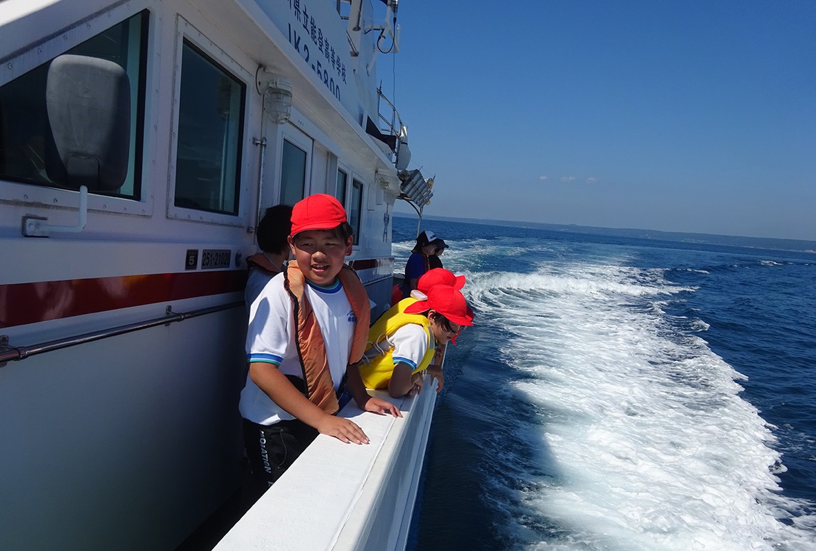 小木小海洋教育と連携している能登高校の小型実習船「おおとり丸」に６年生が乗船体験